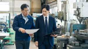 町田周辺の製造業で設備と事業承継資料を確認する写真